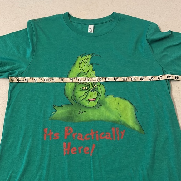 🎄 Grinch “It’s Practically Here!” Shirt ❤️💚 Men’s Women’s Kids Unisex Mesium - Picture 6 of 10